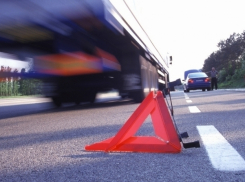 В Волгограде водитель КамАЗ протаранил мотоцикл: 1 пострадал