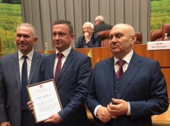 Сын советника волгоградского губернатора устроил фотосессию с членами Совета Федерации