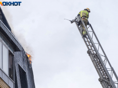 На юге Волгограда с ночи тушат расселенный дом 