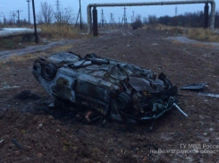 На юге Волгограда сгорела иномарка: 2 человека погибли