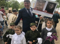 Депутат Волгоградской облДумы прошел в колонне Бессмертного полка не в Волгограде