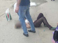 Молодая девушка выпала из окна на глазах у прохожих в Волгограде