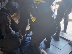 Задержание двоих гаражных вымогателей под Волгоградом попало на видео