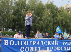 Воровавшая тексты поздравлений у президента России чиновница поведет первомайскую колонну в Волгограде