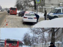 На видео попало, как автобус снес легковушку в Волгограде 