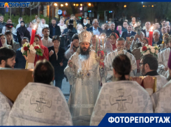 Тысячи православных вышли на ночной крестный ход на Пасху в Волгограде в 2025 году