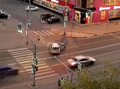 Больно смотреть: эпичный кувырок мотоциклиста через авто попал на видео в Волжском