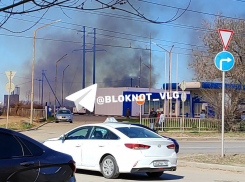 Все в дыму: сильный пожар бушует за заправкой в Волгограде 