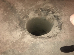 На западе Волгограда обнаружили бездонную дыру в земле