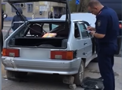 Последствия взрыва гранаты в машине пенсионера МВД попали на видео в Волгограде