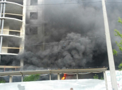 В центре Волгограда загорелся строящийся многоэтажный дом