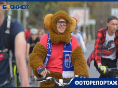 Волгоградцы на велосипедах в странных одеждах атаковали Первую Продольную