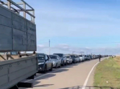 На волгоградской границе с Казахстаном для покидающих страну мужчин включили гимн России: видео