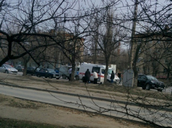 Пенсионер на ВАЗ-2107 сбил блондинку на проезжей части в Волгограде 