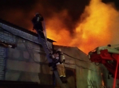 На юге Волгограда более пяти часов тушили пожар на заводе