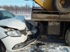 На севере Волгограда автоледи на Renault въехала в автовышку