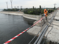 Рабочие на ГЭС переместились под мост