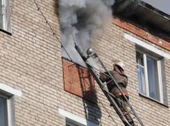 При пожаре в Волжском эвакуировано 5 человек