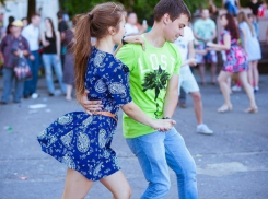 Жители Волгограда знакомятся на улицах города во время зажигательных танцев сальсы 