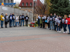 Акция риелторов в поддержку убитого в Сбербанке Романа Гребенюка проходит в Волгограде