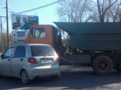 Столкновение КамАЗа и Matiz парализовало движение на II Продольной в Волгограде 