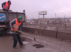 В Волгограде ямы на дорогах засыпают землей