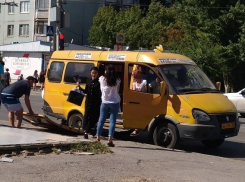 От волгоградской маршрутки на ходу отвалилась дверь