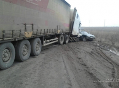  В тройном ДТП с фурой в Волгограде пострадали два человека