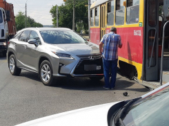 Lexus взял на таран трамвай на западе Волгограда