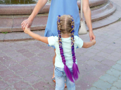 За фиолетовые косы ребенка волгоградцы осудили молодую мать