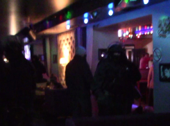 Волжане из бара «обчистили» посетителя на 400 тысяч рублей: задержание попало на видео