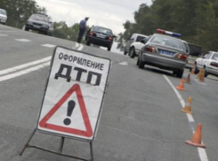 Под Волгоградом в тройном ДТП пострадал водитель Mercedes