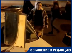 Таксист «Ситимобил» бросил в Волгограде машину на трамвайных путях и ушел на час: видео разозленных пассажиров