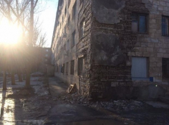 Старое волжское общежитие потеряло кирпичи, плитку и уборщицу