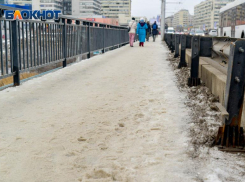 «Одну сторону почистили, вторая – сама растает»: волгоградцы недоумевают от расчищенных переходов на Астраханском мосту