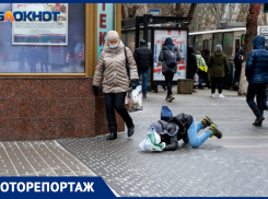 В центре Волгограда горожане падают на ледяные тротуары: фоторепортаж