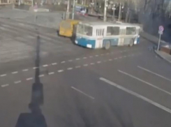На видео попало ДТП с беременной волгоградкой на Комсомольской