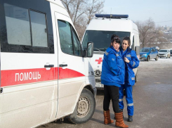 Женщина вылетела из салона иномарки на юге Волгограда