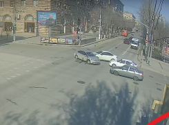 Тройное ДТП с разворотом и странными маневрами попало на видео в центре Волгограда