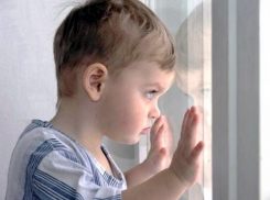 Под Волгоградом голодающий 5-летний мальчик просил хлеб у соседей и кормил им годовалого брата