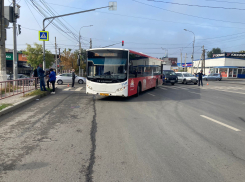 В Волгограде автобус №88 сбил женщину у остановки: ДТП попало на видео