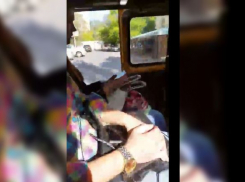 Охлаждающая поездка на волгоградской маршрутке с открытой дверью попала на видео