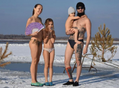 Роды в бассейне и моржевание избавили семью волгоградцев от прививок и лекарств