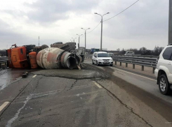  Бетономешалка перевернулась на 3-й Продольной в Волгограде