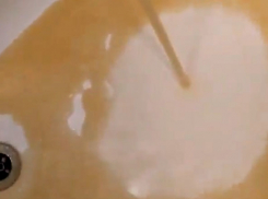 «Фанта» вместо горячей воды в квартирах жителей Волгограда попала на видео