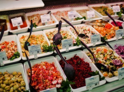 Более 60 человек на юге Волгограда вызвали скорую после еды из «МАНа»