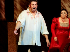 Мечтавший стать поваром, слесарем и полицейским известный тенор Мариинского театра прилетел в Волгоград