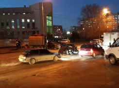 В Волгограде мусоровоз протаранил две иномарки: на месте ДТП реанимация