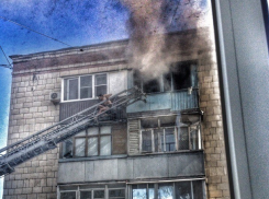 Пожарные спасли волгоградца, повисшего на балконе горящей квартиры 