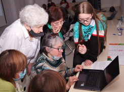 Партия «Новые люди» вдохновила волгоградских бабушек на Тик-Ток вместо вышивки
